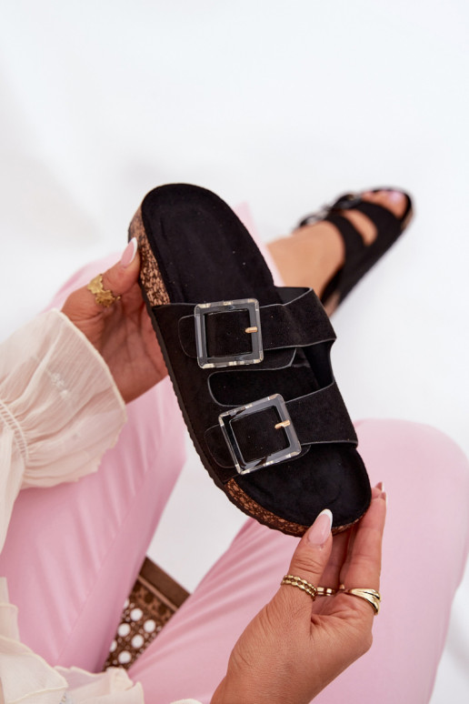 Damenhausschuhe mit Schnallen Auf einer Korksohle schZuarze Farbe mit Herzenle