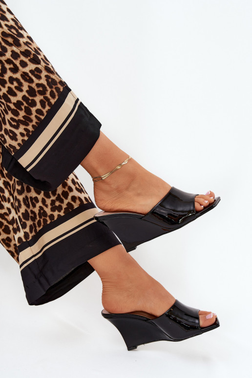 mit Lackeffekt Damenhausschuhe Auf einem Keil schZuarze Farbe Nelithin mit Lackeffekt Damenhausschuhe Auf einem Keil schZuarze Farbe Nelithin