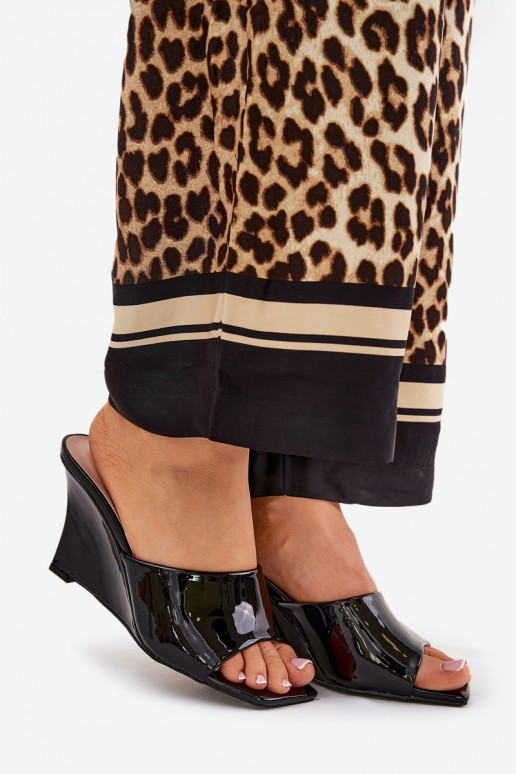 mit Lackeffekt Damenhausschuhe Auf einem Keil schZuarze Farbe Nelithin mit Lackeffekt Damenhausschuhe Auf einem Keil schZuarze Farbe Nelithin