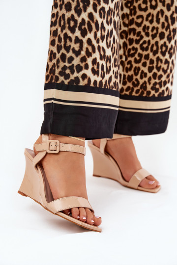 Lackierte Sandalen für Damen mit Keilabsatz in Nude Vliraya