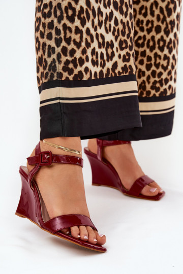 Lackierte Sandalen für Damen Auf einem Keil Burgund Vliraya 2