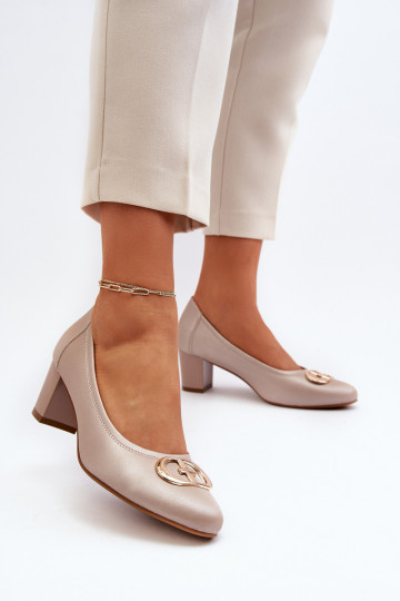 Sandfarbene Schuhe mit...