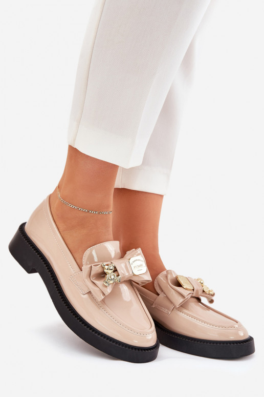 Lackierte Mokassins mit Bändern I Ozdobną Broszką Beige Leandriel