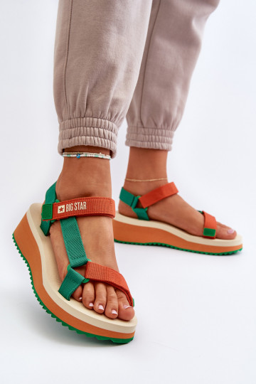 Damensandalen mit einer Plattform I Koturnie Big Star NN274A053 Grün-orange Farbe