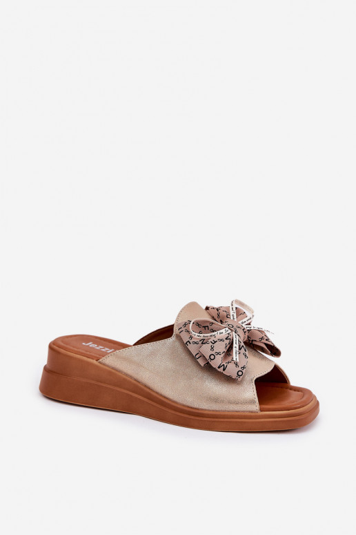 Damenhausschuhe Auf einem Keil mit Bändern goldene Farbe Moonzella Damenhausschuhe Auf einem Keil mit Bändern goldene Farbe Moonzella