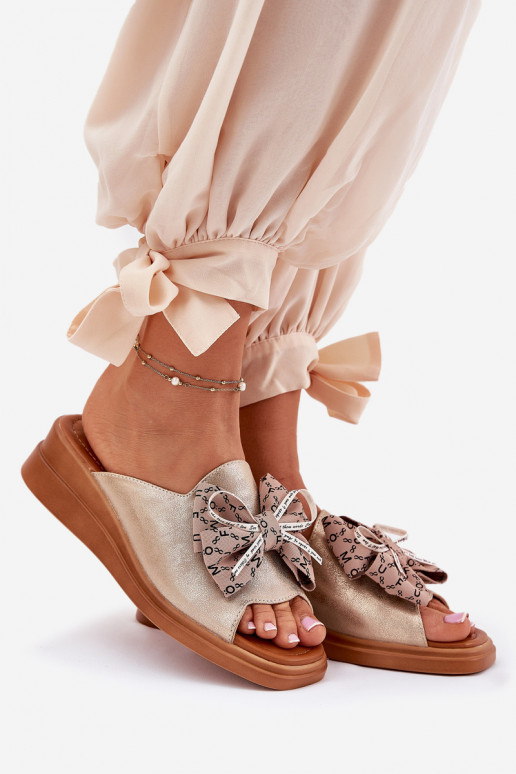 Damenhausschuhe Auf einem Keil mit Bändern goldene Farbe Moonzella Damenhausschuhe Auf einem Keil mit Bändern goldene Farbe Moonzella