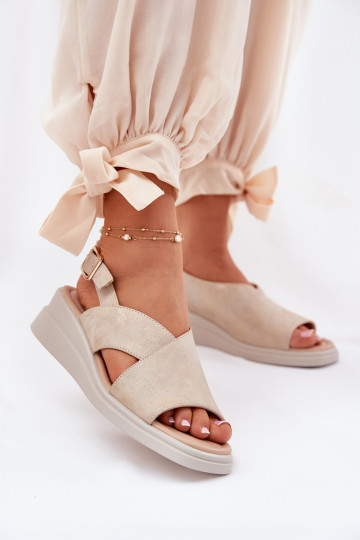 Damensandalen Auf einem Keil aus Öko-Leder goldene Farbe Quilara