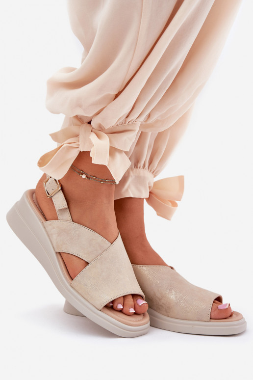 Damensandalen Auf einem Keil aus Öko-Leder goldene Farbe Quilara