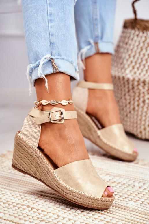 Sandalen mit einer Plattform goldene Farbe Es mussritta Sandalen mit einer Plattform goldene Farbe Es mussritta