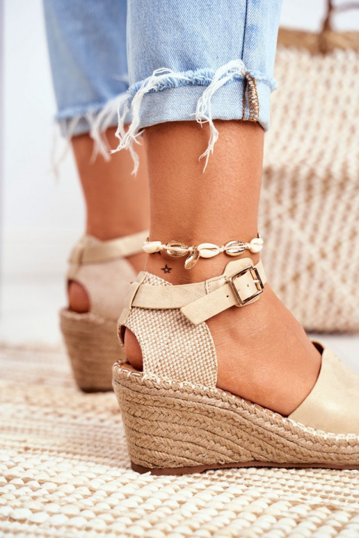 Sandalen mit einer Plattform goldene Farbe Es mussritta Sandalen mit einer Plattform goldene Farbe Es mussritta