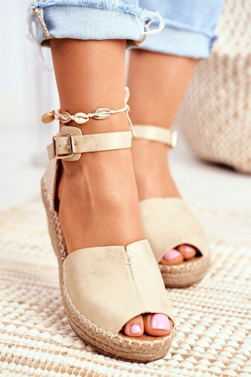 Sandalen mit einer Plattform goldene Farbe Es mussritta Sandalen mit einer Plattform goldene Farbe Es mussritta