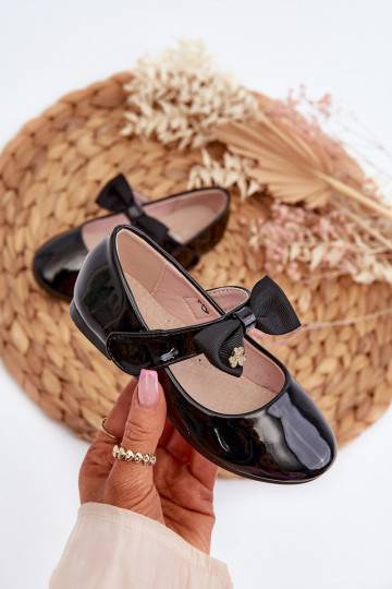 Ballerinas Kindisch mit Lackeffekt mit Bändern mit Klebeverschlüssen schZuarze Farbe Kocia 2