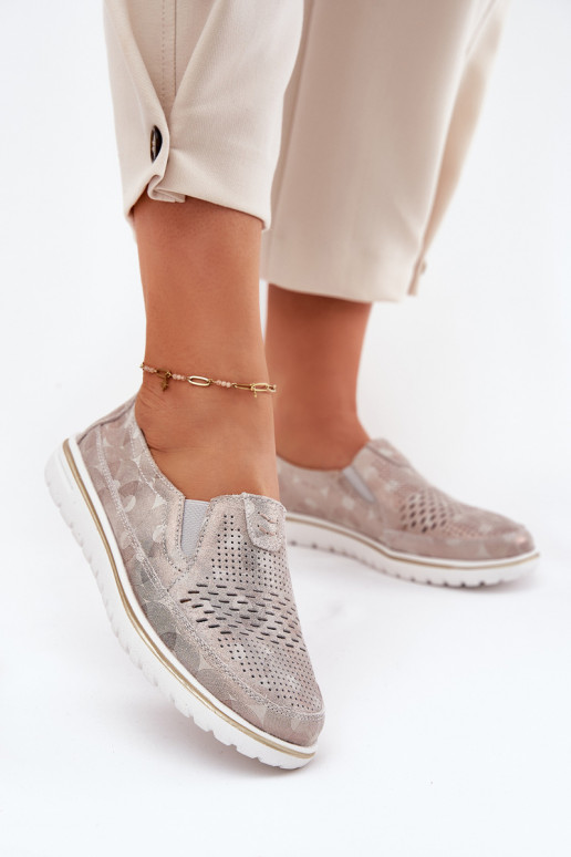 Hergestellt aus Wildlederschuhen eines auffälligen Modells in beige-goldener Farbe Inez Hergestellt aus Wildlederschuhen eines auffälligen Modells in beige-goldener Farbe Inez