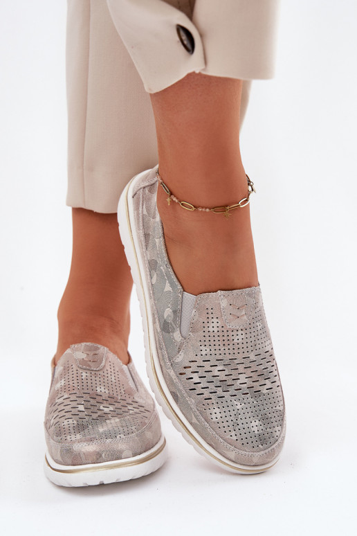 Hergestellt aus Wildlederschuhen eines auffälligen Modells in beige-goldener Farbe Inez Hergestellt aus Wildlederschuhen eines auffälligen Modells in beige-goldener Farbe Inez