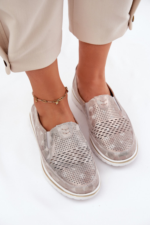 Hergestellt aus Wildlederschuhen eines auffälligen Modells in beige-goldener Farbe Inez Hergestellt aus Wildlederschuhen eines auffälligen Modells in beige-goldener Farbe Inez