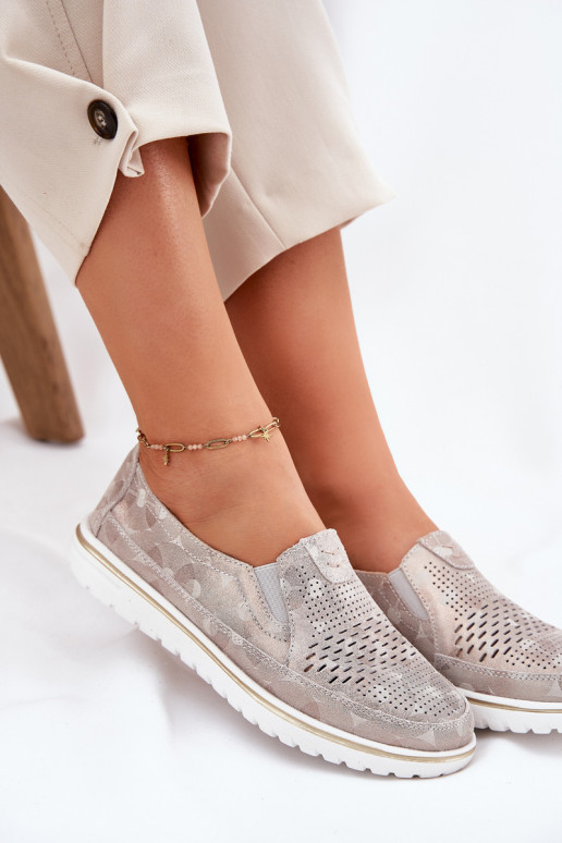 Hergestellt aus Wildlederschuhen eines auffälligen Modells in beige-goldener Farbe Inez Hergestellt aus Wildlederschuhen eines auffälligen Modells in beige-goldener Farbe Inez