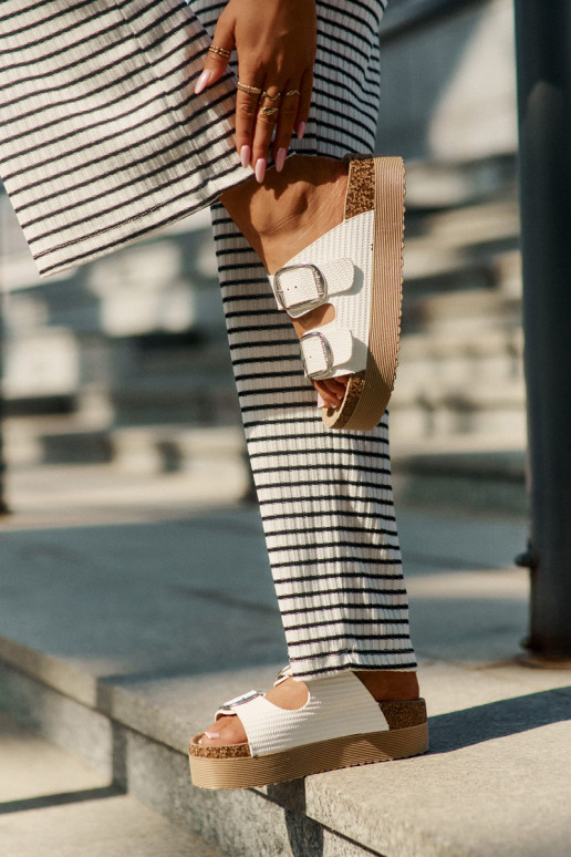 Damenhausschuhe Platformie mit Schnallen Lee Cooper LCIN-25-35-3496L Zueiße Farbe