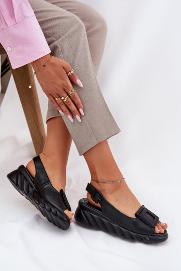 Damensandalen Feminin Auf einem Keil mit Dekoration Artiker 56C2156 schZuarze Farbe