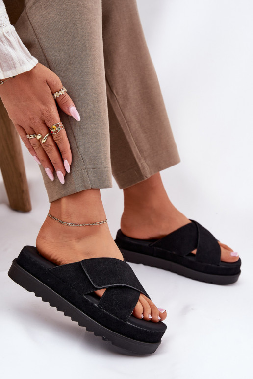 Damenhausschuhe mit einer Plattform Z Przeplatającymi Się Paskami schZuarze Farbe Rinasara