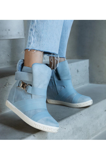 Blaue Sportschuhe mit...