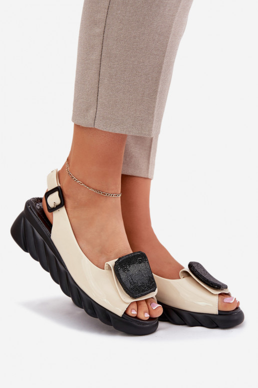 Haut Lackierte Sandalen für Damen Auf einem Keil mit Dekoration Artiker 56C1567 Beige