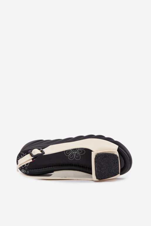 Haut Lackierte Sandalen für Damen Auf einem Keil mit Dekoration Artiker 56C1567 Beige