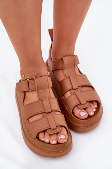 Damensandalen mit einer Plattform braune Farbe Nitavelia