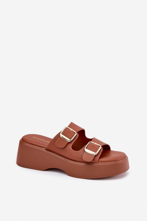 Damenhausschuhe Auf einem Keil und Plattform mit Schnallen braune Farbe Nitarelia