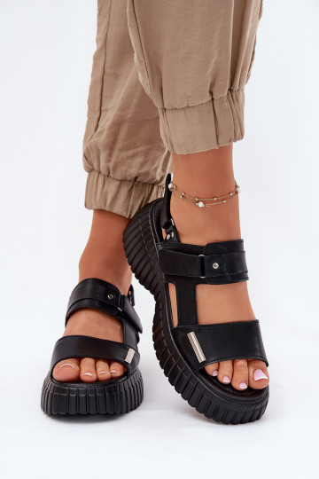 Damensandalen Feminin mit einer Plattform schZuarze Farbe Mertella