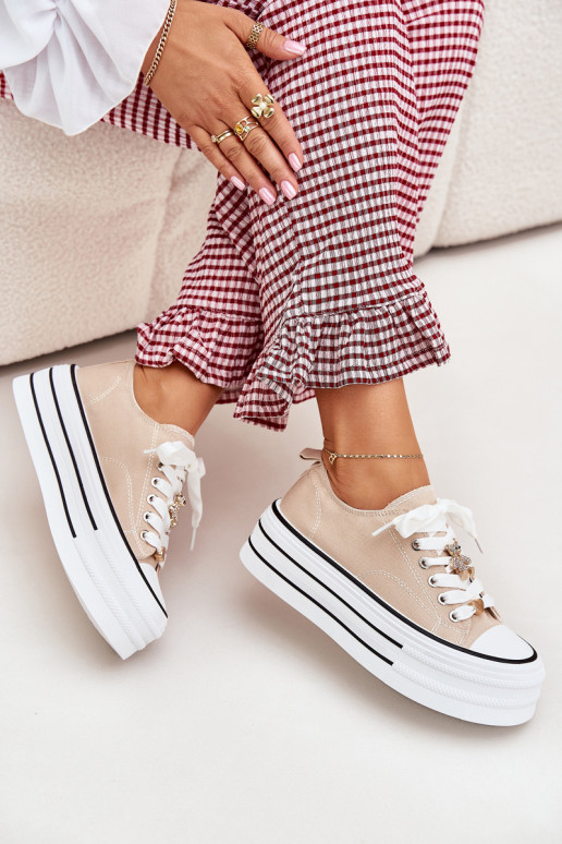 Freizeitschuhe mit einer Plattform Ze goldene Farbemi Przypinkami Beige Fiorina Freizeitschuhe mit einer Plattform Ze goldene Farbemi Przypinkami Beige Fiorina