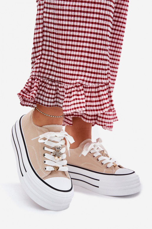 Freizeitschuhe mit einer Plattform Ze goldene Farbemi Przypinkami Beige Fiorina Freizeitschuhe mit einer Plattform Ze goldene Farbemi Przypinkami Beige Fiorina