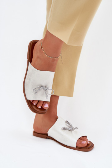 Damenhausschuhe mit breiten Absätzen Mit Dekorationen INiązaniem Silberfarbe Norela