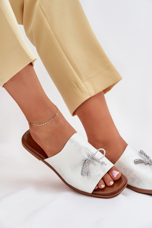 Damenhausschuhe mit breiten Absätzen Mit Dekorationen INiązaniem Silberfarbe Norela Damenhausschuhe mit breiten Absätzen Mit Dekorationen INiązaniem Silberfarbe Norela