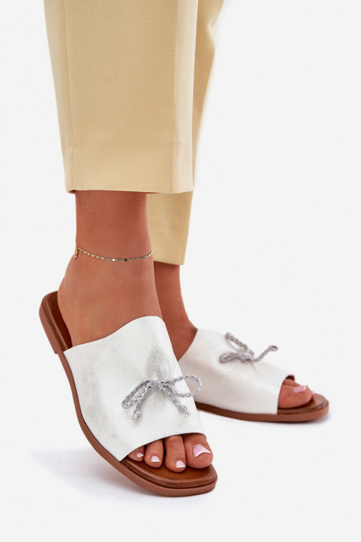 Damenhausschuhe mit breiten Absätzen Mit Dekorationen INiązaniem Silberfarbe Norela Damenhausschuhe mit breiten Absätzen Mit Dekorationen INiązaniem Silberfarbe Norela