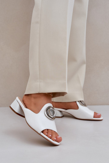 Weiße elegante Damenschuhe mit niedrigem Absatz und Verzierungen "Feledis" 2