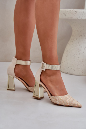 Goldene Sandalen mit Absatz... 2