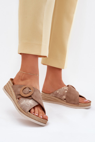 Damenhausschuhe Auf einem Keil dekorieren mit Schnallen Inblu RV000012 braune Farbe