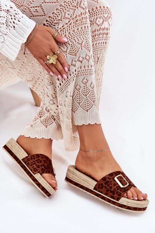 Damenhausschuhe mit einer Plattform mit goldenen Schnallen mit Leopardenfellmuster Selira Damenhausschuhe mit einer Plattform mit goldenen Schnallen mit Leopardenfellmuster Selira