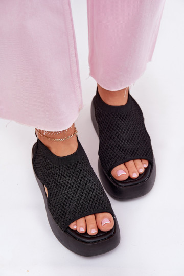 Damensandalen mit einer Plattform schZuarze Farbe Kavira