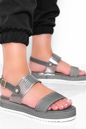 Graue Sandalen auf dicker...
