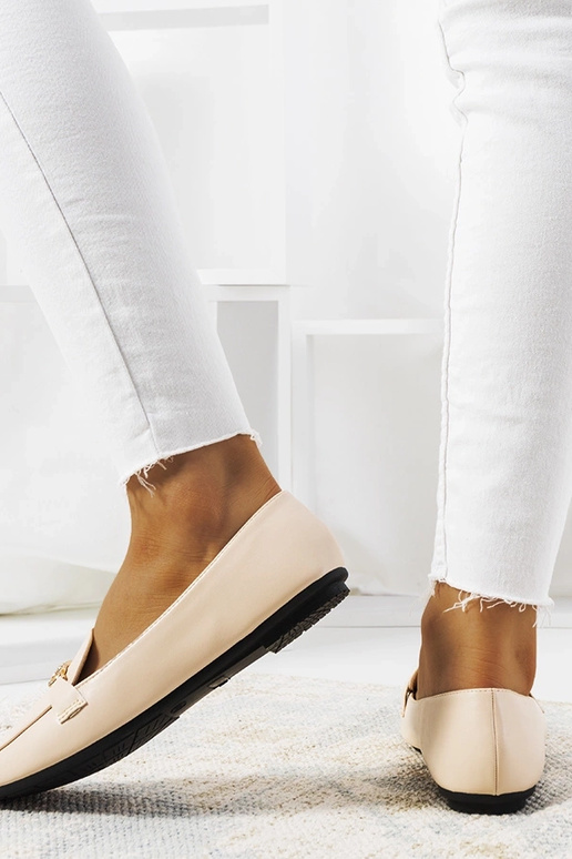 Beige Mokassins mit quadratischer... Beige Mokassins mit quadratischer...