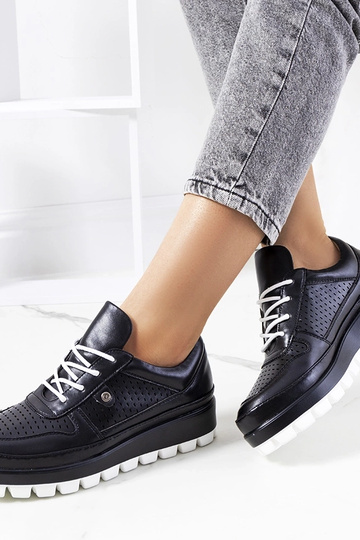 Schwarze durchbrochene Sportschuhe, „Assels"