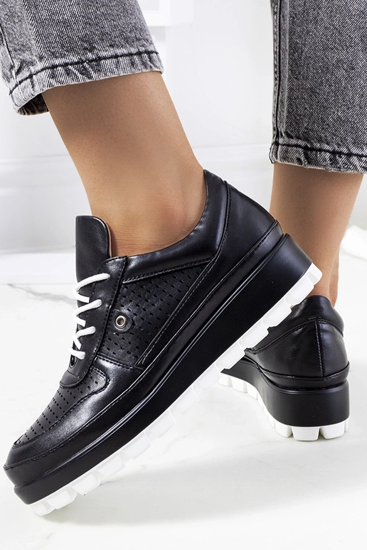 Schwarze durchbrochene Sportschuhe,...