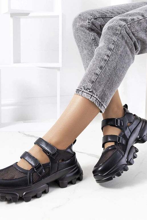 Schwarze Sneakers auf klobigem...