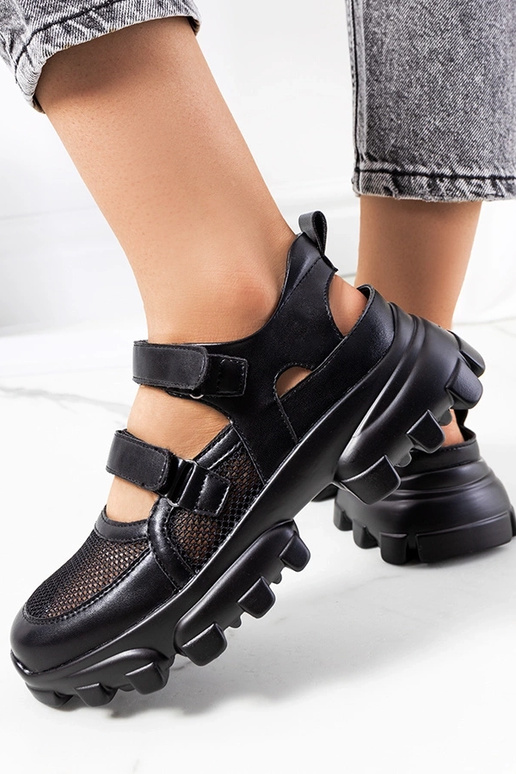 Schwarze Sneakers auf klobigem...