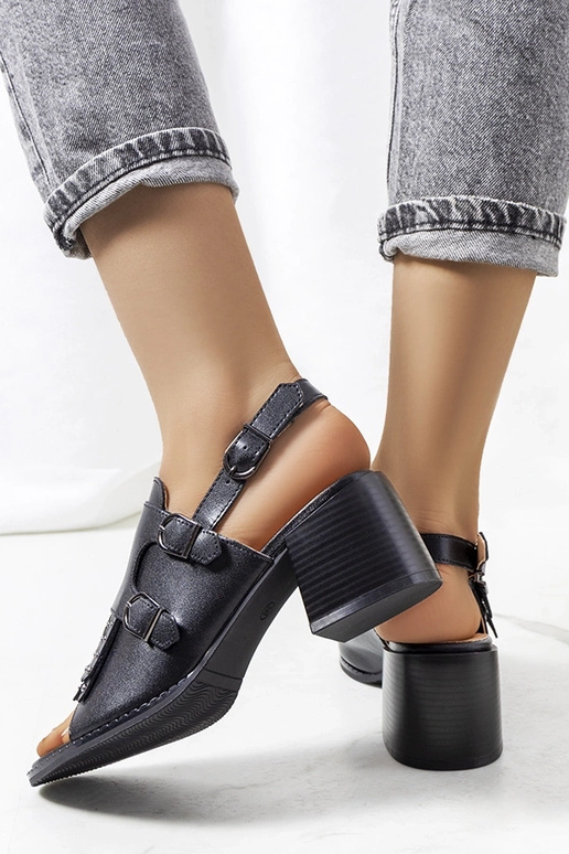 Schwarze Ledersandalen mit... Schwarze Ledersandalen mit...