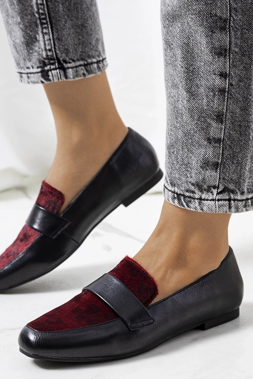 Schwarze und burgunderfarbene Kolk... Schwarze und burgunderfarbene Kolk...