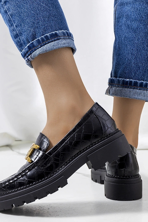 Schwarze Mokassins auf hoher Sohle,...