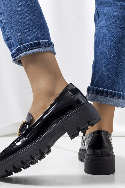 Schwarze Mokassins auf hoher Sohle,...