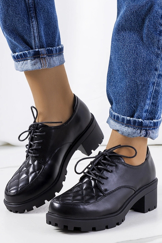 Schwarze Halbschuhe mit dicker Sohle,...